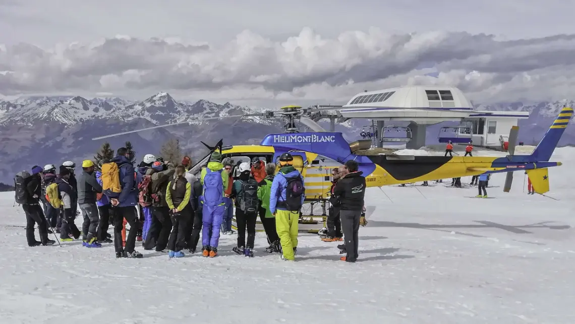 Course participants at high altitude next to a helicopter