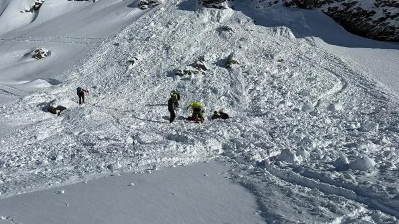 Rescuers working on avalanche debris