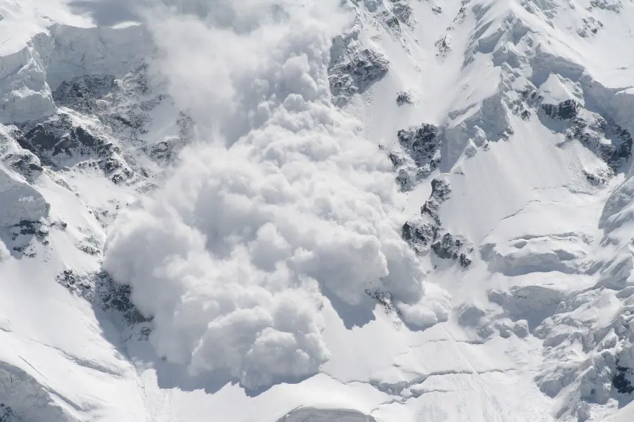 Front of a powder snow avalanche